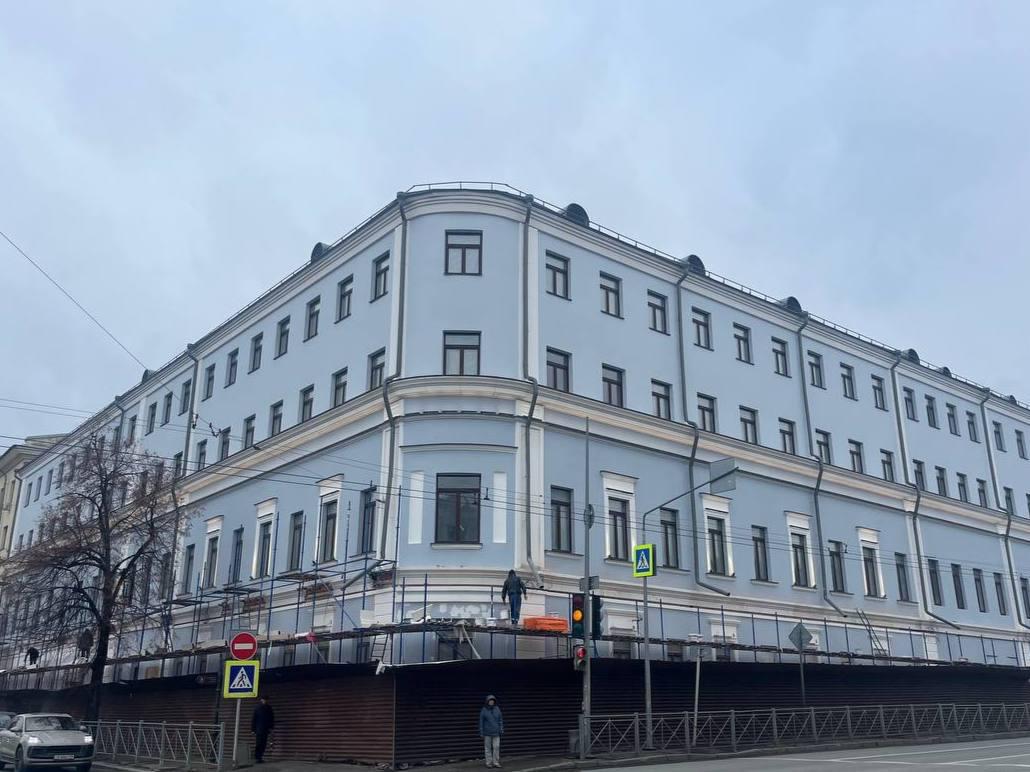 На улице Карла Маркса 43 10 завершилась первая стадия реставрации здания Баумгартена Щербаковой Рабочие окрасили стены объекта в серо голубой цвет и выделили белым декор Также они отреставрировали ценные элементы и сохранили два верхних этажа 1930 х годов укрепили фундамент заменили перекрытия и отремонтировали кровлю Фото комитет РТ по охране ОКН inde io news na karla marksa zavershili pervuyu fazu restavraczii doma baumgartena shherbakovoj