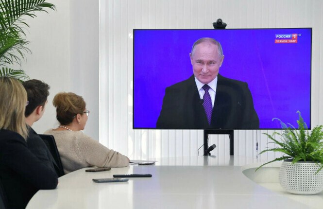 Послания президента России Владимира Путина Федеральному собранию в 2025 году не будет заявил пресс секретарь российского лидера Дмитрий Песков Нет в этом календарном году не будет Но оно состоится своевременно сказал представитель Кремля Ведомостям На вопрос в чем причина того что послание не будет оглашено Песков ответил Это решение главы государства это же его послание После того как президент посчитает необходимым оно состоится и с точки зрения готовности содержания в первую очередь и с точки зрения рабочего графика Все состоится своевременно добавил представитель Кремля Согласно Конституции президент обращается к Федеральному собранию с ежегодными посланиями о положении в стране об основных направлениях внутренней и внешней политики государства С 2018 года послание президента оглашается в первой половине года До этого обычно оглашалось в ноябре или декабре