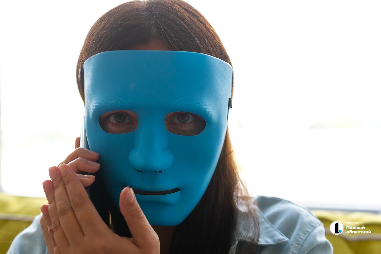 Мошенники используют предновогоднюю суету для кражи денег Они придумали схемы обмана с розыгрышами билетов на новогодние представления и концерты игрой Тайный Санта и проведением праздничных мероприятий А еще злоумышленники пользуются тем что в длинные новогодние каникулы россияне много путешествуют и предлагают забронировать билеты или жилье по выгодным ценам Получив деньги за бронь мошенники исчезают Подписаться Прислать новость Подпишись на МАХ