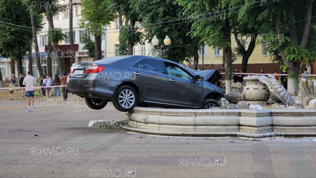 Автомобиль влетел в фонтан в подмосковном Ступино Как сообщает наш корреспондент, водитель жив и дает показания полиции. Пострадавших нет. Подписаться Написать нам
