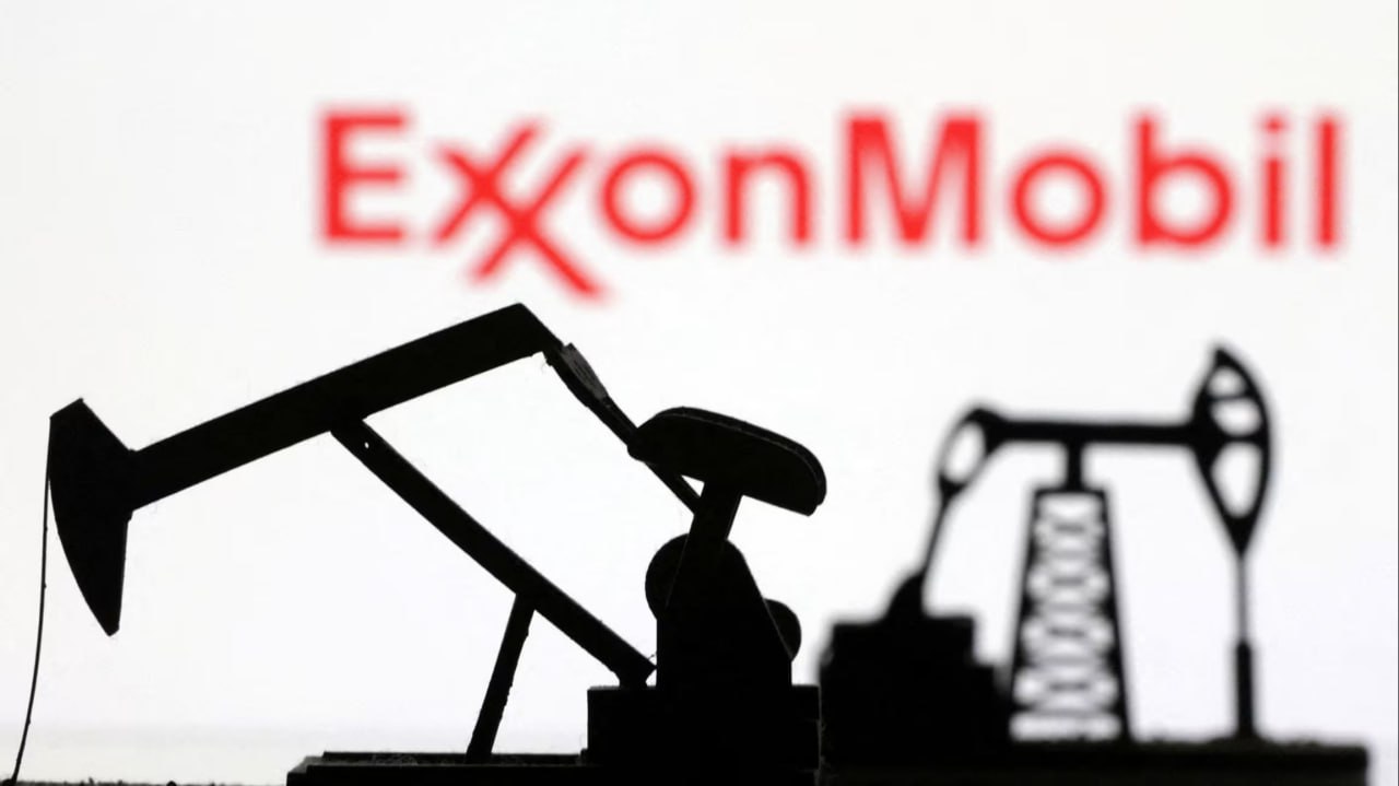 ExxonMobil возвращается в Тринидад и Тобаго  Американская компания ExxonMobil заключила соглашение с правительством Тринидад и Тобаго на глубоководную разведку, которая может потребовать инвестиций в размере $21,7 млрд. Об этом сообщил министр энергетики латиноамериканской страны Рудлал Мунилал.   Район, в котором предполагается вести разведку, расположен к северо-западу от блока Stabroek – морского месторождения в Гайане, которое ExxonMobil разрабатывает с 2005 года. С начала геологоразведочных работ на Stabroek были открыты запасы порядка 11 млн баррелей. Добыча быстро росла, превратив Гайану в ключевой регион на нефтяной карте мира. К 2030 году планируется добывать 1,7 миллиона баррелей нефтяного эквивалента. На сегодняшний день добыча составляет 900 000 баррелей в сутки.   Тринидад и Тобаго расположена рядом с Гайаной, что также делает эту страну интересной для инвесторов. Напомним, что Exxon покинула Тринидад в 2003 году после неудачных геологоразведочных работ. Новое правительство страны намерено более активно привлекать инвесторов в шельфовые проекты. Успехи Exxon в Гайане и Суринаме повысили интерес к региону, включая соседний Тринидад.  Ожидается, что до 2030 года нефтегазовая отрасль Транидада будет расти в среднем на 4,4% в год. Этот рост будет происходить в основном за счет иностранных компаний, таких как BP, Shell и испанская Repsol, а теперь и Exxon, которая очень надеется повторить гайанскую историю успеха в Тринидад и Тобаго.