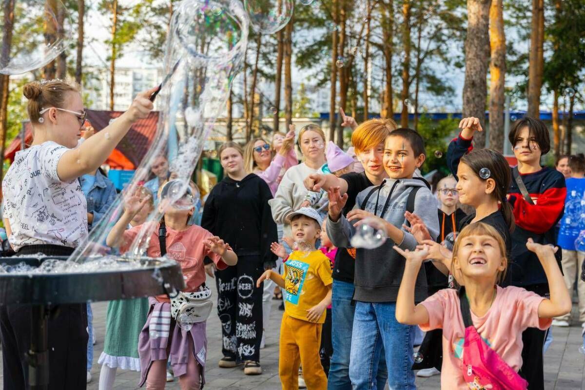 В Альметьевске 78 детей мобилизованных отдохнут в пришкольных лагерях  С 23 по 31 марта в городе откроются лагеря, где 1250 школьников смогут весело и с пользой провести каникулы. Для детей из семей СВО предусмотрены специальные программы отдыха и оздоровления.  Ребят ждут спортивные соревнования, творческие мастерские, экскурсии и квесты. Также на базе 48 школ будет работать проект «Школа – открытая гостиная» — пространство для общения и самореализации.