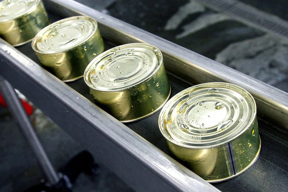 Беспрозванных рассказал о росте объема производства рыбной продукции в Калининградской области Объём производства переработанной и консервированной рыбы а также ракообразных и моллюсков за январь ноябрь 2025 года в Калининградской области составил 299 539 тыс тонн Власти прогнозируют рост объема производства рыбной продукции на 10 5 к уровню 2024 го Об этом рассказал губернатор Алексей Беспрозванных Он отметил что рыбохозяйственный комплекс региона активно модернизируется в том числе и за счет субсидий государства а региональные власти производителей поддерживают всячески Задача делать рыбу доступнее для калининградцев Ежегодно рыбоперерабатывающие предприятия области производят порядка 300 тыс тонн рыбной продукции что позволяет региону занимать одну из ведущих позиций в РФ Фото правительство Калининградской области