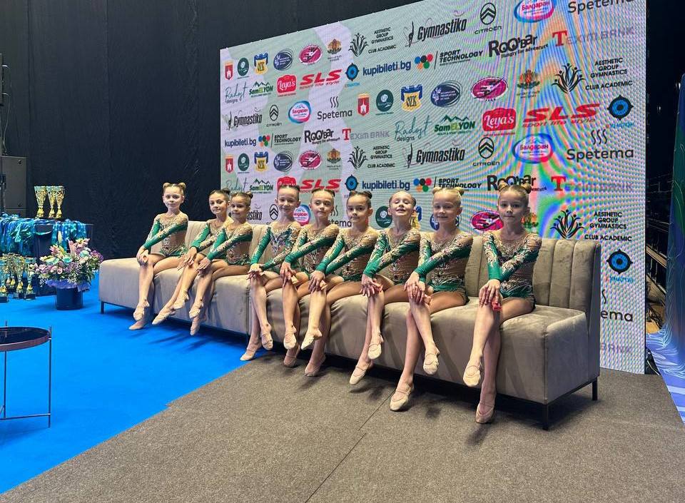 Молодые гимнастки комратского клуба Brilliance Academy возрастом 6 8 лет стали призерами международного турнира Academic Cup проходившего при чемпионате мира по эстетической гимнастике Команды завоевали серебряную и бронзовую медали