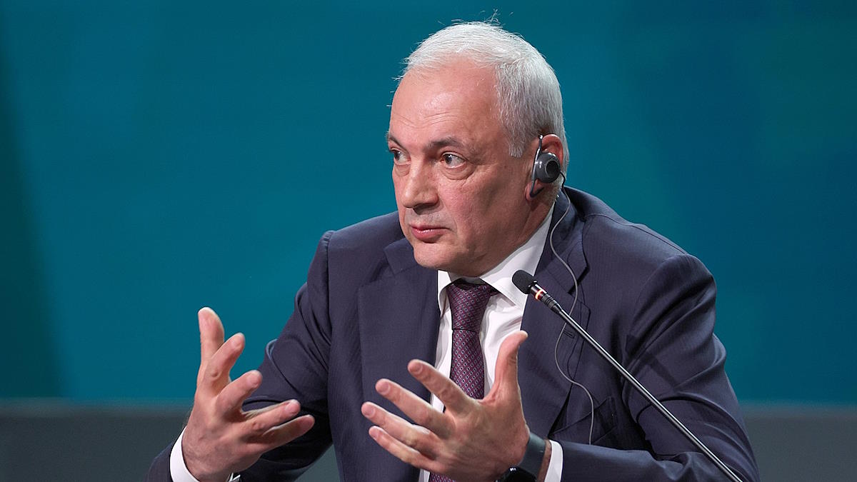 Магомедсалам Магомедов, замруководителя Администрации Президента России, курирующий межнациональные отношения в стране, считает, что "вопрос создания нового министерства национальной политики остается актуальным". Заявление московского чиновника приводит ресурс "Раньше всех. Ну, почти". со ссылкой на журрнал "Евразимут". Необходимость такого рода министерства, считает Магомедов, "вызвана современными вызовами и угрозами", да и "минусов в таком решении нет". Гипотетическое новое министерство может обладать более широкими компетенциями, чем сейчас Федеральное агентство по делам национальностей ФАДН , которое возглавляет Игорь Баринов, считает чиновник. Подписаться на "Черновик" 2.0 Обратная связь:
