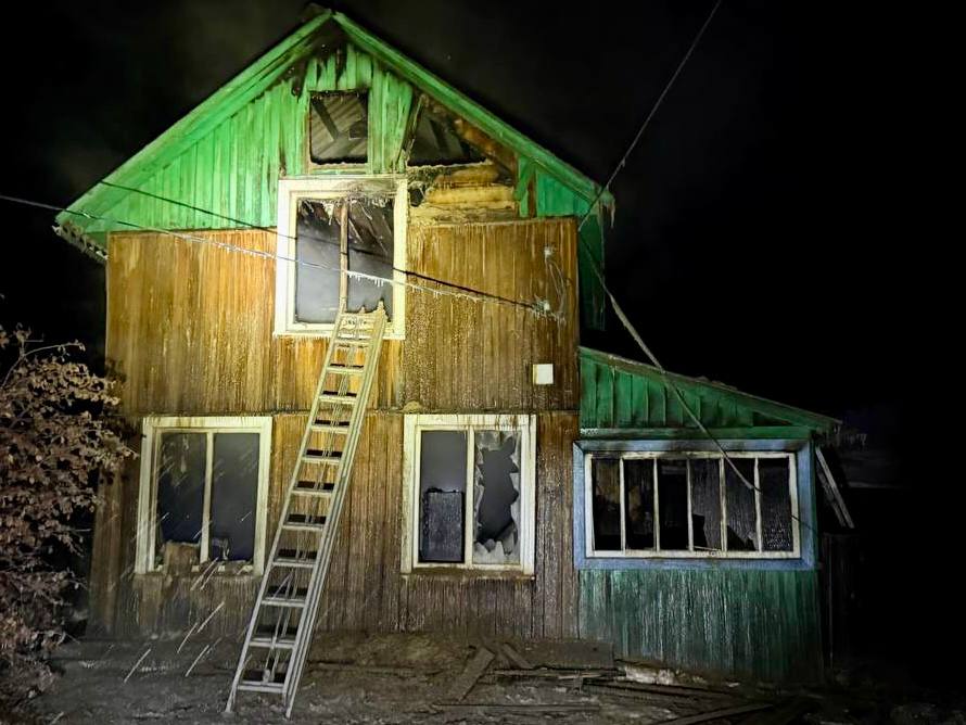 Двое детей погибли на пожаре в Братском районе Третий годовалый малыш оказался в больнице в тяжелом состоянии Пожар произошел около 2 часов ночи в поселке Тарма Когда пожарные приехали на место уже горел второй этаж и кровля Двоих погибших детей 4 и 7 лет нашли на веранде годовалого малыша в коридоре Известно что на момент пожара дети были дома одни а входная дверь была заперта Возбуждено уголовное дело по статье о причинении смерти по неосторожности Читайте IrCity в MAX