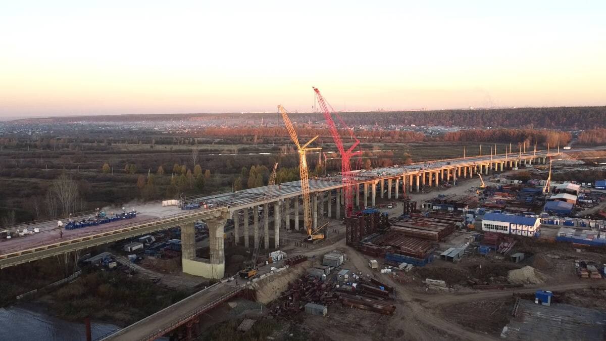 В Татарстане завершен монтаж балок пролета эстакадной части моста через Каму  Мост протяженностью 1,3 км на обходе Нижнекамска и Набережных Челнов будет самым крупным сооружением скоростного маршрута Казань – Екатеринбург.  Всего на четырехполосном обходе протяженностью 81 км будет построено 10 мостов, пять транспортных развязок, 11 путепроводов и пять разноуровневых пересечений.  Работы на объекте ведутся по национальному проекту «Безопасные качественные дороги» и будут завершены до конца этого года.