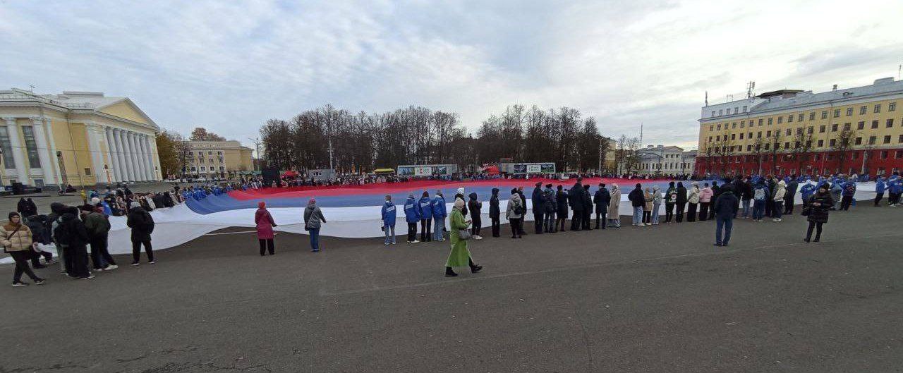 На Театральной площади развернули самый большой российский флаг     Фото: злой кировчанин  Читать Pro Город •