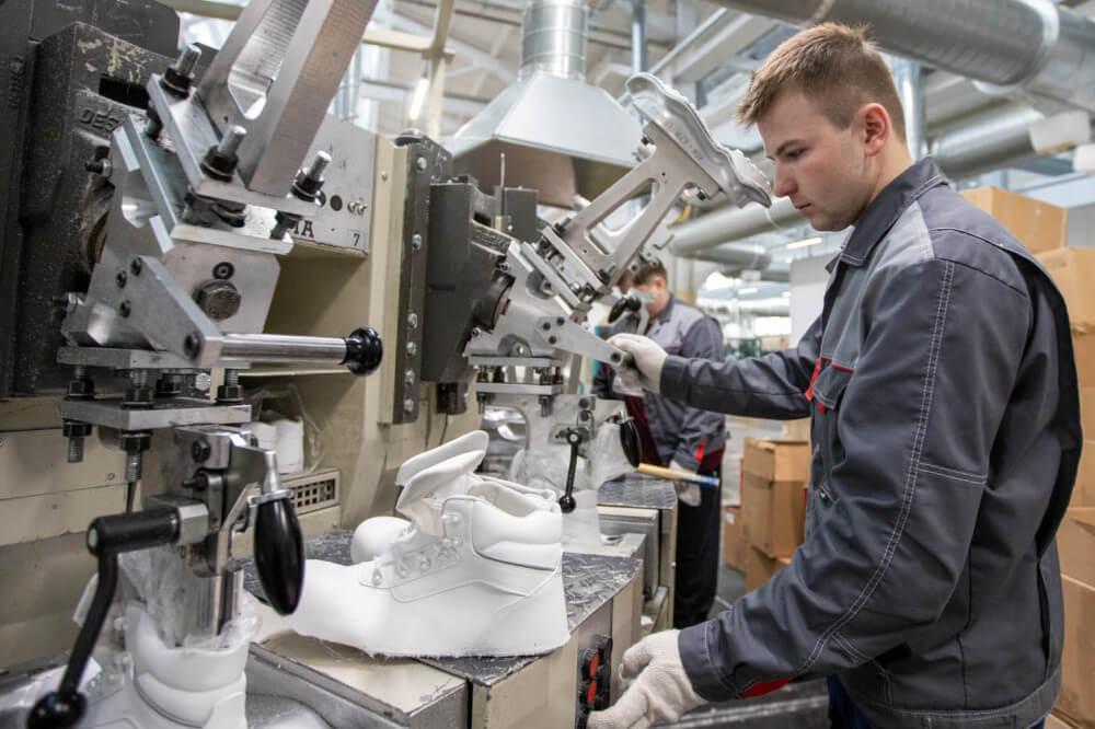 В Томской области на 3,6% снизился индекс промышленного производства за пять месяцев 2025 года. Об этом сообщили в Томскстате. Общий индекс промышленного производства по данным за май составил 96,4% по сравнению с аналогичным периодом 2024 года. Чаще всего снижение показателей фиксируют в производстве обуви и электрооборудования. Однако добыча металлических руд в области выросла в 2,9 раза. Также рост отмечают в производстве макаронных изделий и биологически активных добавок – 130,1 и 103,1%. #томск