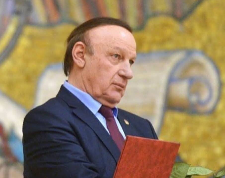 Премьер министр Владимир Делба поздравил ректора Абхазского государственного университета доктора физико математических наук академика АНА АМАН и РАЕН Алеко Гварамия с юбилеем Уважаемый Алеко Алексеевич примите сердечные поздравления с юбилеем Выдающийся учёный опытный педагог и наставник пользующийся высоким авторитетом в обществе Вы посвятили всю свою жизнь сохранению и приумножению лучших традиций просвещения укреплению роли Абхазского государственного университета как колыбели национальных кадров В трудный период испытаний для нашего народа и страны Вы проявили себя истинным патриотом беззаветно служа интересам народа и Абхазского государства Сегодня под Вашим руководством образовательный процесс в университете построен на высоком уровне с учётом современных стандартов Многие поколения выпускников АГУ вносят значительный вклад в развитие Республики Абхазия трудятся на государственной службе в различных отраслях экономики в науке образовании в области культуры применяя полученные знания на благо общества и страны Принятие АГУ в Евразийскую ассоциацию университетов и другие сообщества высшего образования способствовало установлению прочных связей с ведущими вузами России и других стран Желаю Вам уважаемый Алеко Алексеевич крепкого здоровья благополучия и успехов во всех начинаниях Апсныпресс Instagram Facebook Дзен