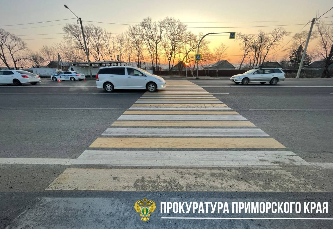 Уссурийская городская прокуратура поставила на контроль расследование уголовного дела о ДТП, повлекшем смерть пешехода.  Утром 25 ноября водитель Toyota, 1967 г.р., в районе дома № 14 на Михайловском шоссе в г. Уссурийске, совершил наезд на женщину, переходившую проезжую часть по нерегулируемому пешеходному переходу.  В результате, от полученных травм наступила смерть пешехода, 1956 г.р.    По результатам медицинского освидетельствования у водителя выявлены следы употребления каннабиноидов, возбуждено уголовное дело по п. «а» ч. 4 ст. 264 УК РФ  нарушение лицом, управляющим автомобилем, Правил дорожного движения, повлекшее по неосторожности смерть человека, если оно совершено лицом, находящимся в состоянии опьянения .    Подозреваемый задержан, решается вопрос об избрании ему меры пресечения.