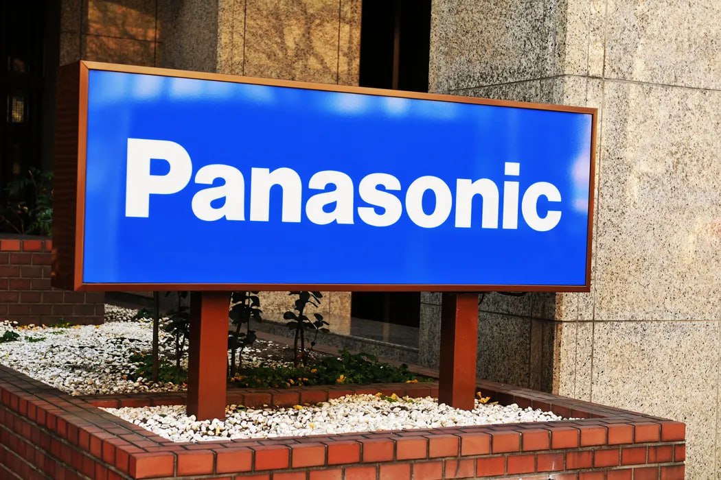 Panasonic сокращает 4% своих сотрудников по всему миру из-за падения прибыли Panasonic сократит свою глобальную численность персонала на 10 000 человек, чтобы стать более эффективной и «экономной» компанией. Об этом сообщает Associated Press. В публикации отмечается, что в рамках сокращений, которые составят около 4% от общего числа сотрудников в 230 000 человек, работникам в Японии предложат досрочно выйти на пенсию, а также закроют ряд различных предприятий. Также компания сообщила о падении прибыли на 17,5% за финансовый год, по состоянию на март она составляла 366 млрд иен $2,5 млрд , что на 77 млрд иен меньше, чем за прошлый финансовый год 443 млрд иен .