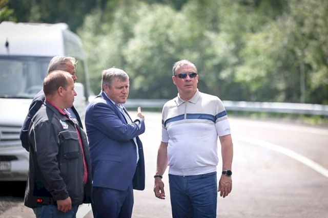 Глава Свердловской области снова раскритиковал мэра Екатеринбурга за уборку мегаполиса и за перестановку чиновников, которая не сняла проблему  «Я могу остановиться, что-то сфотографировать и главе отправить с вопросом: «Это что?». Когда мы говорим о том, что город должен быть красивый, вопрос чистоты — главнейший для администрации. Задача с повестки не снимается из-за того, что сняли одного заместителя, — заявил Денис Паслер на большой пресс-конференции в Екатеринбург Экспо.   Из-за критики главы региона мэр Алексей Орлов 18 апреля через свой телеграм-канал объявил об увольнении Алексея Бубнова, своего зама по благоустройству. Его обязанности были распределены между вице-мэрами Гейко и Галямовым. Впоследствии за плохую уборку был снят с должности глава Верх-Исетского района.