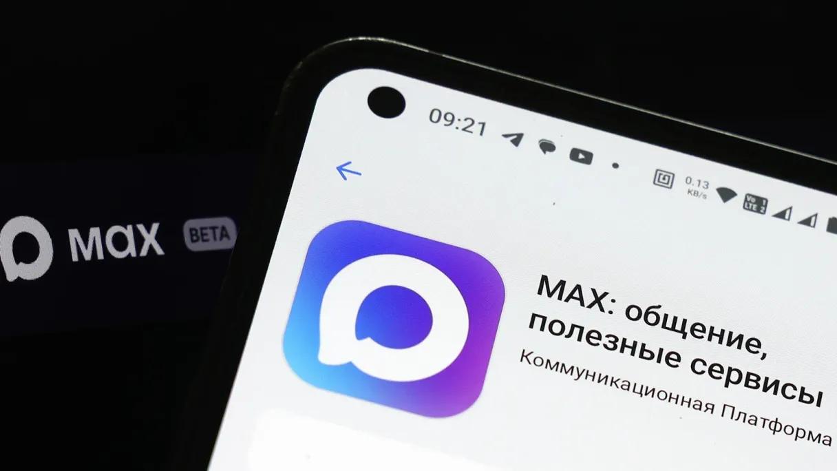 Нацмессенджер Max формирует услуги для бизнеса Цифровая платформа Max от группы VK, назначенная 12 июля распоряжением премьер-министра Михаила Мишустина на роль национального мессенджера, готовится предложить бизнесу услуги рассылки уведомлений и одноразовых кодов, чат-ботов и поддержки, узнал Forbes. Кроме того, бизнес сможет запрашивать у пользователей Max верифицированные реквизиты документов из единой системы идентификации и аутентификации ЕСИА, информационная система госуслуг : паспорта, свидетельства о рождении детей, льготы, ИНН, СНИЛС, водительское удостоверение и др. А также предоставлять возможность через платформу подписывать простые документы — например, согласия на обработку персональных данных, оферты. На этапе запуска эти сервисы Max планирует предоставлять бесплатно. В самом Max говорят, что услуги и тарифы еще на стадии формирования. Половина перечисленных в презентации услуг для компаний и организаций еще не реализована, говорят эксперты, считая их скорее предложением на будущее. Подробности на сайте Forbes : Фото Егора Алеева / ТАСС