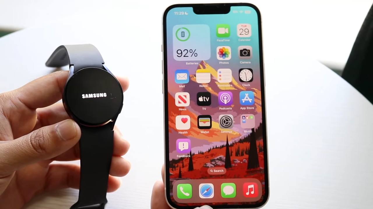 iPhone может получить расширенную поддержку сторонних смарт часов В коде бета версии iOS 26 1 обнаружены упоминания о функции Notification Forwarding возможность перенаправлять уведомления на одно вспомогательное устройство Также есть ссылка на новый фреймворк AccessoryExtension для сопряжения аксессуаров с iPhone возможно именно для сторонних часов Формулировка неоднозначна поэтому нет гарантий что она применима именно к сторонним смарт часам однако европейский Закон о цифровых рынках DMA обязывает Apple разрешать устройствам конкурентов получать доступ к уведомлениям и другим функциям которые ранее были эксклюзивно доступны только на Apple Watch Нововведение также может быть важно и в контексте США В иске Министерства юстиции США против Apple одной из ключевых претензий является то что Apple ограничивает функции сторонних часов блокируя им доступ к возможностям Apple Watch например к сотовой связи и обработке уведомлений Пока неясно будет ли поддержка сторонних часов сразу доступна глобально или сначала только на территории ЕС и или США