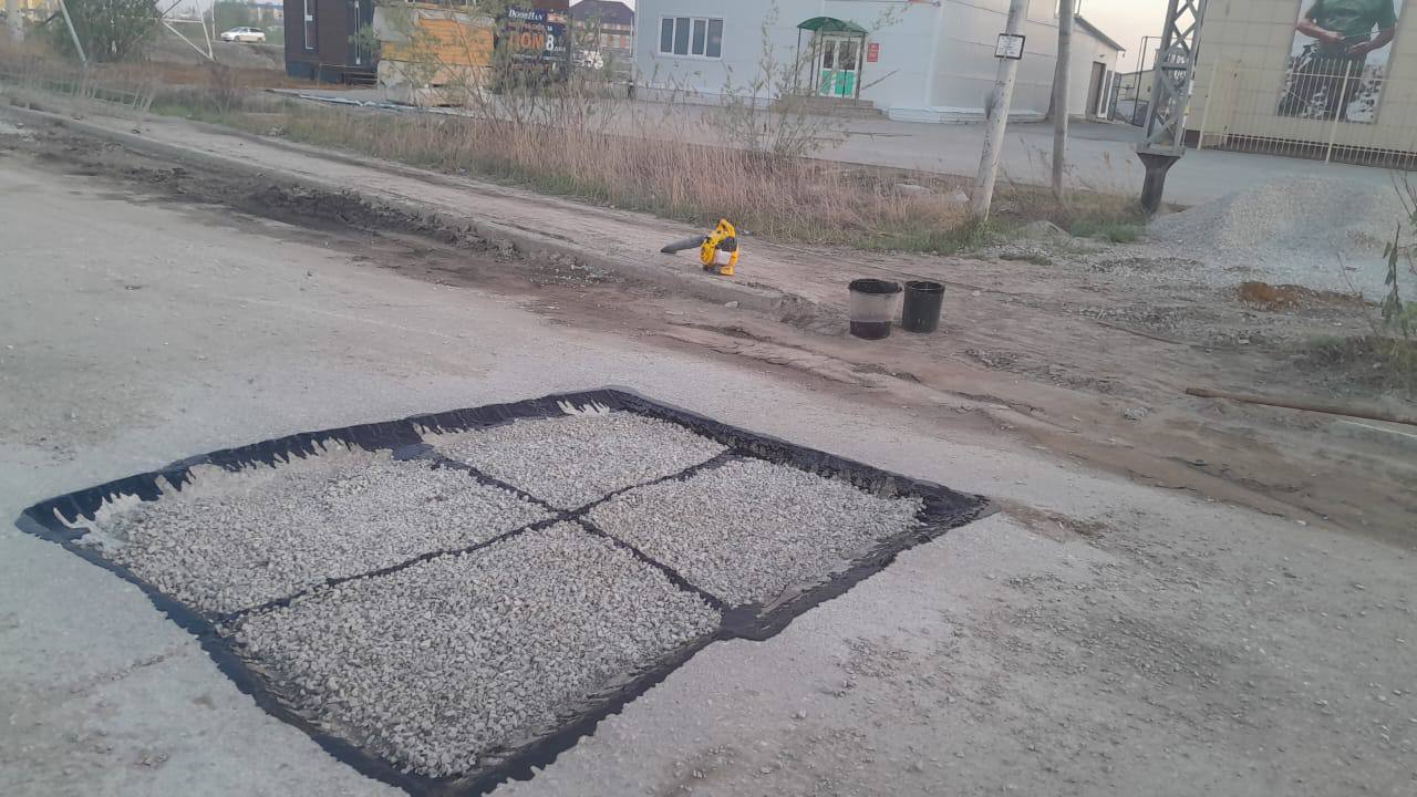 В Якутске продолжаются работы по ямочному ремонту с применением горячей асфальтобетонной смеси. Хатын Юряхское шоссе — официальный канал Департамента дорожной инфраструктуры и городского транспорта. Всё о дорогах и транспорте города — из первых рук.