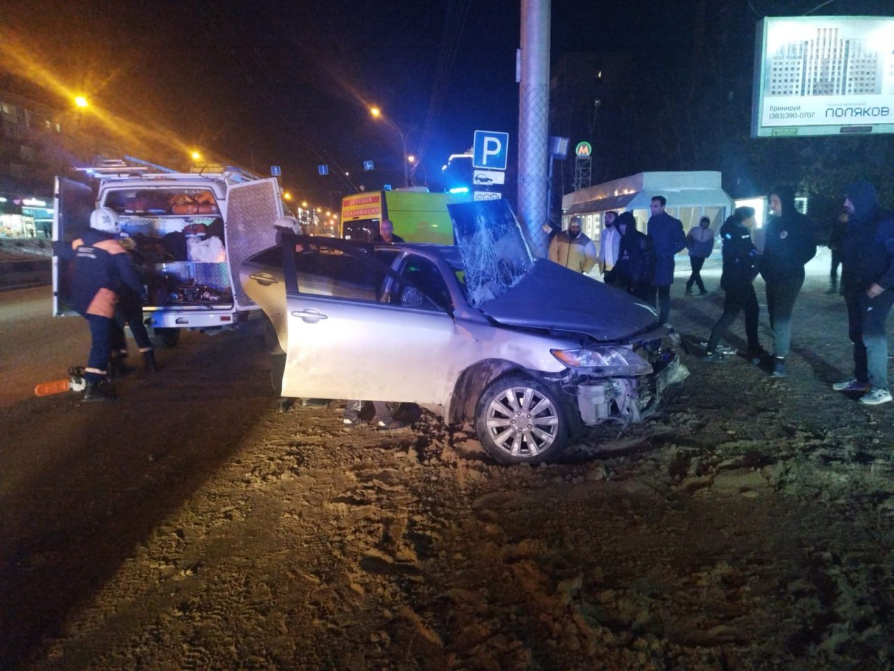 Toyota Camry влетела в световую опору на Красном проспекте  Поздно вечером в воскресенье, 17 ноября 2024 года, в Заельцовском районе Новосибирска произошло ДТП — Toyota Camry влетела в световую опору.  Как сообщили в Госавтоинспекции, в 22.30 автомобиль двигался по Красному проспекту. Водитель не справился с управлением и столкнулся со световой опорой у дома №95  Сам водитель  1996 г.р.  и его пассажир-мужчина  1986 г.р.  пострадали, их доставили в больницу. Правоохранители выясняют детали аварии.    АиФ