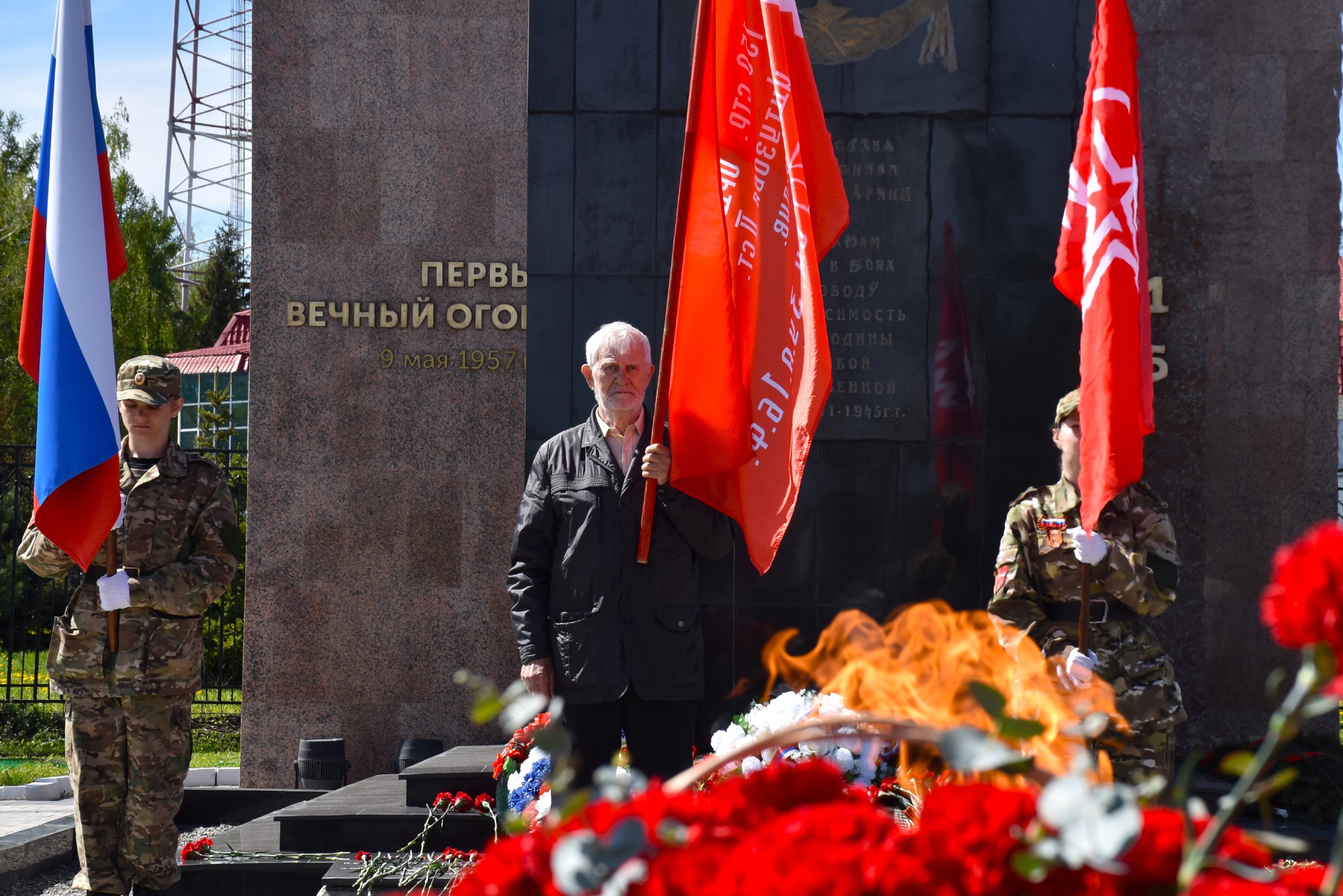 Сегодня в Щекинском районе прошло награждение щекинца Казбека Цаболова, который несет свою вахту Памяти У мемориала "Скорбящий воин" в рабочем поселке Первомайский собрались возложить цветы и лично встретиться с пенсионером заместитель Министра молодежной политики Тульской области Сергей Асташкин, представители районной администрации, директор и проживающие Первомайского дома-интернат для престарелых и инвалидов, юнармейцы Щекинского района и активные жители. Пенсионеру вручили почетную грамоту за вклад в развитие избирательной системы Тульской области и в связи с 80-летием Победы в Великой Отечественной войне, а также благодарственное письмо за активную гражданскую позицию и весомый вклад в работу по сохранению исторической памяти и преемственности поколений в Тульской области. Казбек Аврамович, в свою очередь, прочитал стихотворения молодому поколению и поблагодарил всех присутствующих.
