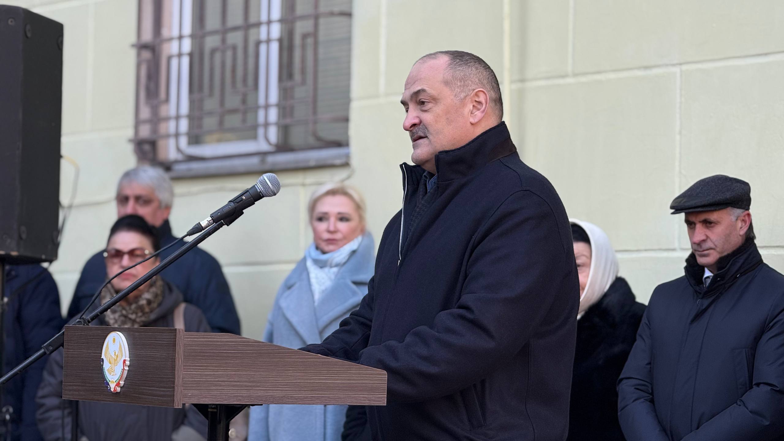 Глава Дагестана Сергей Меликов подчеркнул масштаб творческого наследия и глубокую связь с родной республикой Народного артиста СССР композитора Мурада Кажлаева Руководитель республики напомнил что в списках сочинений композитора более 400 названий среди которых музыка более чем 40 кинофильмов разных киностудий Советского Союза Это масштабные симфонические вокальные циклы многочисленные ансамблевые оркестровые пьесы увертюры песни романсы музыка в спектаклях произведения для детей Уже став знаменитым и проживая в Москве он никогда не терял связь со своей малой Родиной Тема большого гражданского звучания всегда была созвучна натуре маэстро который никогда не стремился покинуть свою страну и родной Дагестан В числе его сочинений высокого патриотического содержания наш государственный гимн Республики Дагестан который написан на слова народного поэта Дагестана Расула Гамзатова он называется Клятва моему Дагестану Это соответствует состоянию души и сердца этих двух великих дагестанцев Гамзатова и Кажлаева отметил Сергей Меликов Фото РИА Дагестан София Алирзаева
