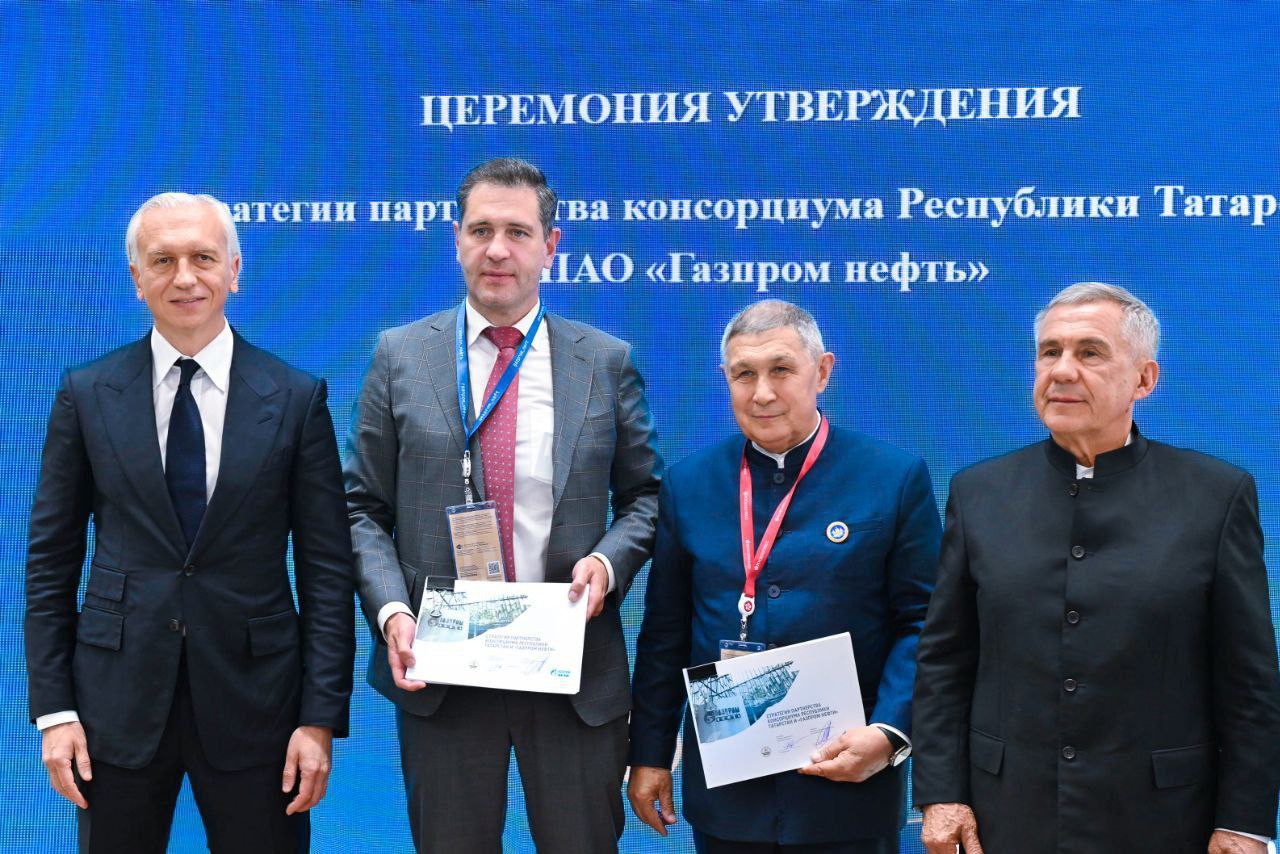 В Татарстане будут разрабатывать новые химреагенты для повышения нефтеотдачи Об этом на ПМЭФ договорились председатель правления «Газпром нефти» Александр Дюков и глава Республики Татарстан Рустам Минниханов. Партнеры займутся реализацией научно-технических и производственных проектов. В регионе уже создан консорциум научных и производственных компаний, которые сфокусируются на исследованиях, создании и тестировании составов для повышения эффективности добычи на зрелых месторождениях. Новые проекты позволят сформировать полную научно-производственную цепочку, которая охватит все этапы создания инновационной малотоннажной нефтехимии. Также в процесс будет интегрирована ИИ-платформа, которая ускорит проектирование химических продуктов с 3-4 лет до 3-6 месяцев. Применение новых химических реагентов откроет доступ к значительным ресурсам нефти, рентабельное извлечение которой традиционными способами невозможно. По словам Александра Дюкова, до 2036 года инновационные методы увеличения нефтеотдачи позволят вовлечь в разработку сотни миллионов тонн трудноизвлекаемых запасов. «Соглашение с Республикой Татарстан продолжает нашу многолетнюю работу с регионом и открывает возможности для совместной разработки и дальнейшего тиражирования новых компонентов для нефтедобычи в масштабах страны», - рассказал он.