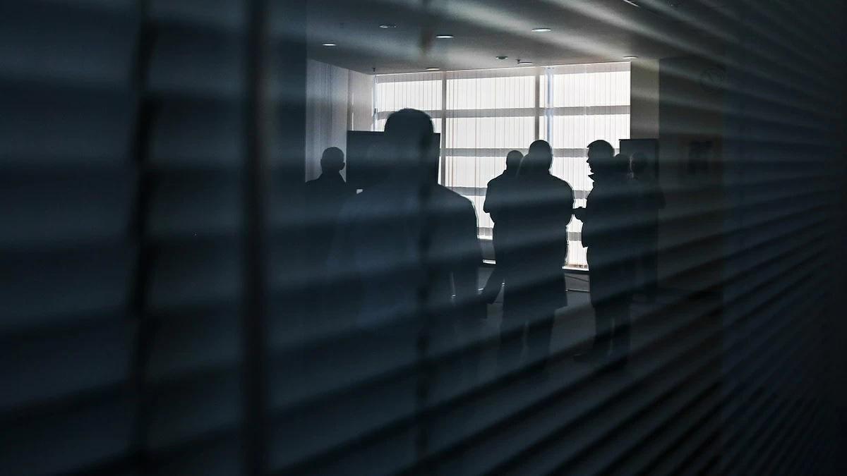 Каждая вторая компания в России считает, что полностью готова к новым требованиям по обработке персональных данных ПД сотрудников, но у большинства таких организаций есть нарушения в их защите Об этом свидетельствует результат опроса, проведенного сервисом «Актион бухгалтерия» входит в группу «Актион» среди 524 компаний По результатам опроса «Актиона», 50,8% опрошенных компаний считают, что полностью готовы соблюдать все правила по работе с ПД, чтобы после 30 мая не получить новые, повышенные, штрафы Но у 55% из этих компаний выявлены недочеты Самые распространенные – компании не удаляют данные бывших сотрудников из бухгалтерских программ, даже если срок хранения ПД истек В целом эту проблему признали 36% всех участников опроса и 28% из числа компаний, считающих себя готовыми к новым нормативам Кроме того, 23% компаний не назначили ответственного за защиту ПД В таких организациях за это никто не отвечает либо отвечают разные сотрудники Среди считающих себя готовыми к новым требованиям таких компаний 22% 19% опрошенных не получают согласия на передачу ПД сотрудников при привлечении сторонних специалистов к обслуживанию бухгалтерских программ в группе «готовых» – 12% 16% вообще не уведомляли РКН об обработке ПД, среди «готовых» компаний таких 8% 4% организаций, оказывается, хранят в личных делах фотографии сотрудников без их согласия Подписаться