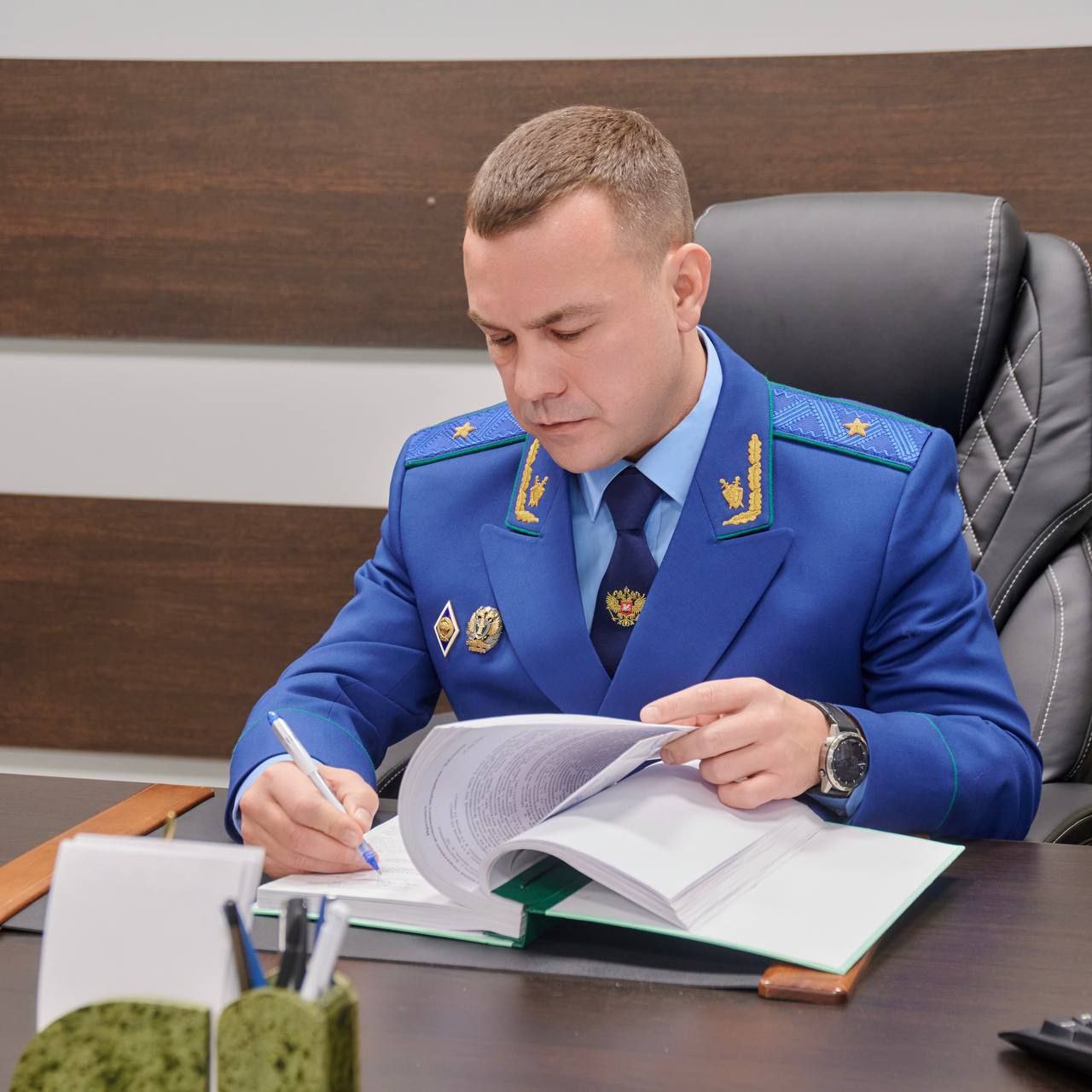 Спрятала в дамской сумке В Амурской области пресекли попытку незаконного вывоза золота в крупном размере Прокурор Амурской области Роман Пантелеев утвердил обвинительное заключение по уголовному делу в отношении иностранной гражданки Она обвиняется в совершении преступлений предусмотренных ч 4 ст 191 УК РФ совершение сделки связанной с драгоценными металлами в нарушение правил установленных законодательством Российской Федерации а равно незаконное хранение драгоценных металлов в крупном размере а также ч 1 ст 226 1 УК РФ контрабанда стратегически важных товаров в крупном размере Следствием установлено что в сентябре 2025 года обвиняемая незаконно приобрела у неустановленного лица 14 металлических слитков и металлическую стружку содержащие золото более 350 грамм Драгоценный металл женщина убрала в сумку с которой проследовала на таможню с целью пересечения границы Однако в ходе пограничного досмотра спрятанный груз был найден и изъят Стоимость обнаруженного у обвиняемой золота составила более 3 5 млн рублей Прокуратура Амурской области направила уголовное дело в суд для рассмотрения по существу За совершение преступления предусмотренного ч 1 ст 226 1 УК РФ обвиняемой грозит до пяти лет лишения свободы а за совершение преступления предусмотренного ч 4 ст 191 УК РФ может быть назначено максимальное наказание в виде лишения свободы на срок до пяти лет со штрафом в размере до пятисот тысяч рублей ПРОКУРАТУРА АМУРСКОЙ ОБЛАСТИ