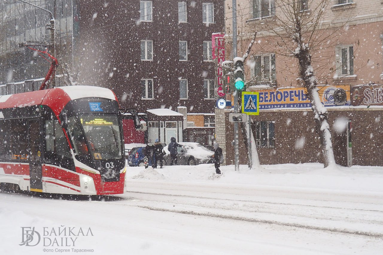 В Улан Удэ из за снегопада отменили расписание движение трамваев Как пояснили в МУП Управление трамвая связано это с тем что на дорогах плохая видимость и автомобильные заторы Трамвайные пути заметает снегом