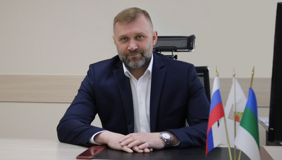 Мэр города в Коми объяснил эмоциями свою фразу про сотрудников которые не скулят из за низких зарплат На недоплаты ранее пожаловались спортивные тренеры Мэр города Печора Олег Шутов обсудил зарплаты в спортшколе эту тему подняли местные депутаты от КПРФ они отметили что Контрольно счётная палата выявила регулярные недоплаты тренерам Почему то администрация укладывается в тот норматив который закладывается бюджетом И никто не скулит что нам что то недоплатили За те же самые 40 тысяч девчонки работают Работают не по 3 4 часа в день а по 12 часов и ничего ответил чиновник Его фраза вызвала бурное возмущение Сам Олег Шутов признал в беседе с изданием Подъём что его ответ вышел не слишком этичным Согласен да Я наверное некорректно выразился Но фраза тоже вырвана из контекста Это больше эмоции Я не хочу говорить про всю Коммунистическую партию но у наших ребят в печорском отделении заточка только на негатив и больше ничего негатив то искать легко Шутов добавил что критикой вопросы не решаются и призвал депутатов предлагать свои варианты так как бюджеты сложные у всех а критиковать легко Мэр подчеркнул что в спортшколе сейчас наводят порядок и разбираются всё ли там так как показывали Шутов заявил что власти заинтересованы в достойных зарплатах тренеров и поддержке спорта но на всё нужно время Подписывайтесь на Подъём