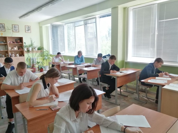 Девятиклассники Волжского сдают первые экзамены Накануне в Волжском 2219 девятиклассников сдали ОГЭ по предметам по выбору. Как рассказали Волжский.ру в городской администрации, волжане сдавали биологию, информатику, обществознание и химию. Больше всего девятиклассников выбрали обществознание – 887 человек. Этот предмет ежегодно лидирует по количеству сдающих его участников. 636 человек сдавали информатику и ИКТ в компьютерной форме; 520 – биологию; 176 – химию. Для проведения ОГЭ задействовали 13 школ. Следующий экзамен выпускники 9 классов напишут 29 мая – это также будут предметы по выбору: география, история, физика и химия. Подробнее на Волжский.ру:
