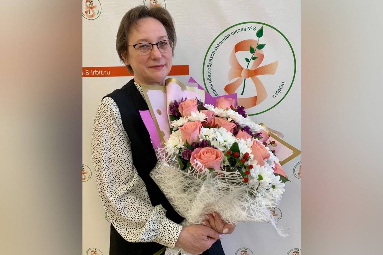 Свердловская учительница сдала единый госэкзамен по химии на 100 баллов В этом году единый госэкзамен на Среднем Урале сдавали не только одиннадцатиклассники, но и выпускники прошлых лет и педагоги. Среди них — учитель химии школы № 8 Ирбита Наталья Воложанина. Она получила максимальный балл на ЕГЭ по химии. «В социальных сетях можно прочитать много очень эмоциональных, зачастую негативных суждений по поводу ЕГЭ. Я решила, что сдать экзамен — это лучший способ составить собственное мнение и поделиться им с учениками», — говорит Наталья Воложанина. Педагог с 40-летним стажем так успешно сдает ЕГЭ по преподаваемому предмету не впервые. Она смотрит на процедуру экзамена изнутри, оценивая уровень сложности контрольно-измерительных материалов и вероятность достижения максимального результата. Наталья Николаевна преподает химию на углубленном уровне для учащихся естественно-научного профиля, участвует в реализации проекта «Медицинский класс». Подробности читайте на сайте «ОГ». Департамент информационной политики Свердловской области Подписаться на «ОГ» Прислать новость Поддержать канал