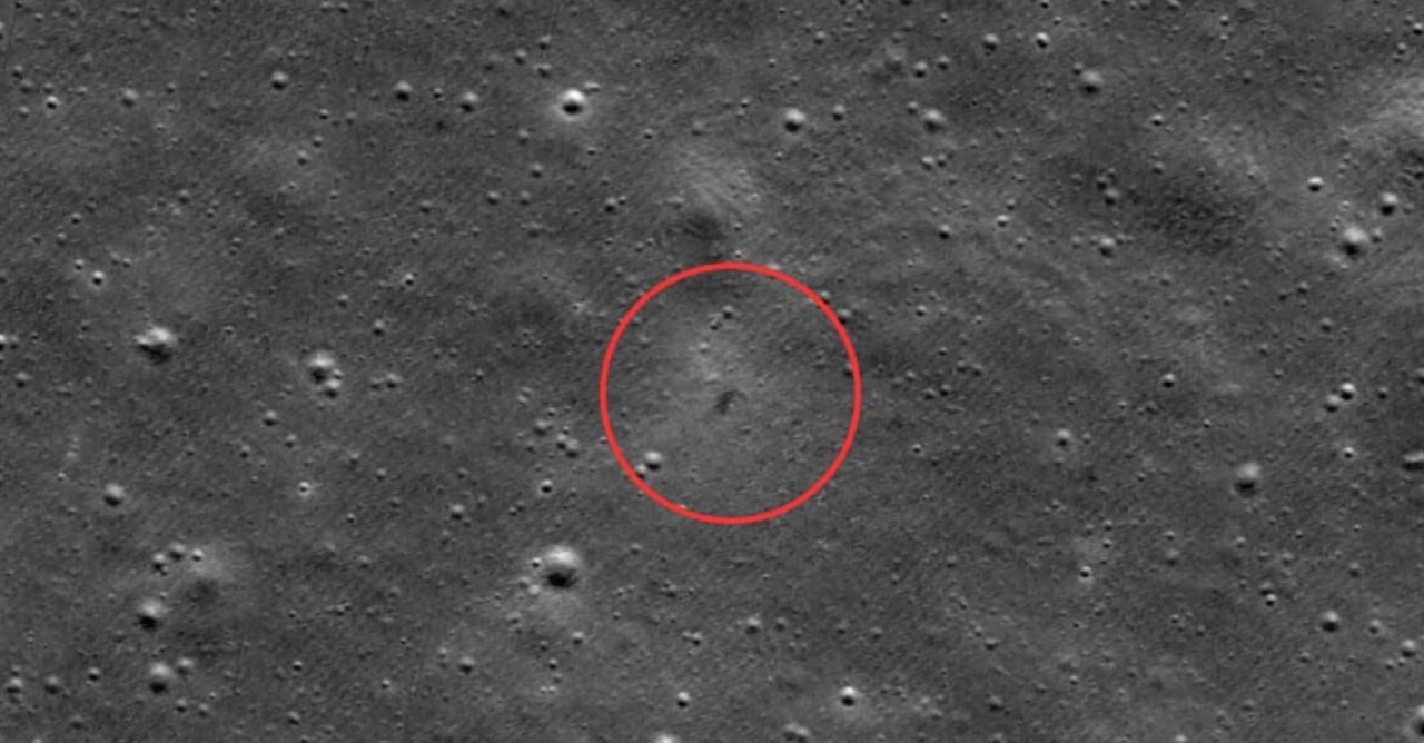 На Луне появилась странная "метка": спутник NASA увидел ее с орбиты Недавно разведывательный орбитальный аппарат NASA LRO сделал снимок места падения японского аппарата, запущенного в рамках HAKUTO-R Mission 2. Аппарат сделал снимок рубцов на поверхности спутника Земли, которые остались после катастрофы. Подробнее читайте в нашей рубрике Фокус. Наука.
