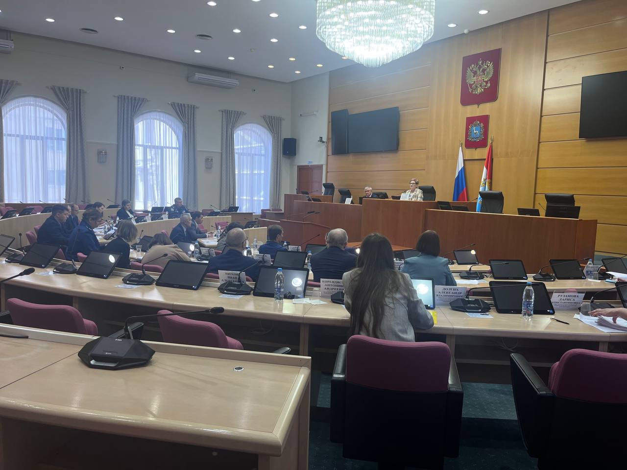 В Самарской Губернской Думе началось заседание комитета по законодательству, правопорядку и законности, которое проходит под председательством Екатерины Кузьмичёвой В ходе собрания депутаты рассмотрят поправки в Кодекс Российской Федерации об административных правонарушениях, предложенные Максимом Девятовым, Героем России и общественным советником губернатора Самарской области по специальной военной операции. Цель законопроекта — предотвратить нарушения правил ношения государственных наград, форменной одежды с отличительными знаками и символикой государственных военизированных организаций, правоохранительных и контролирующих органов. : ГТРК Самара