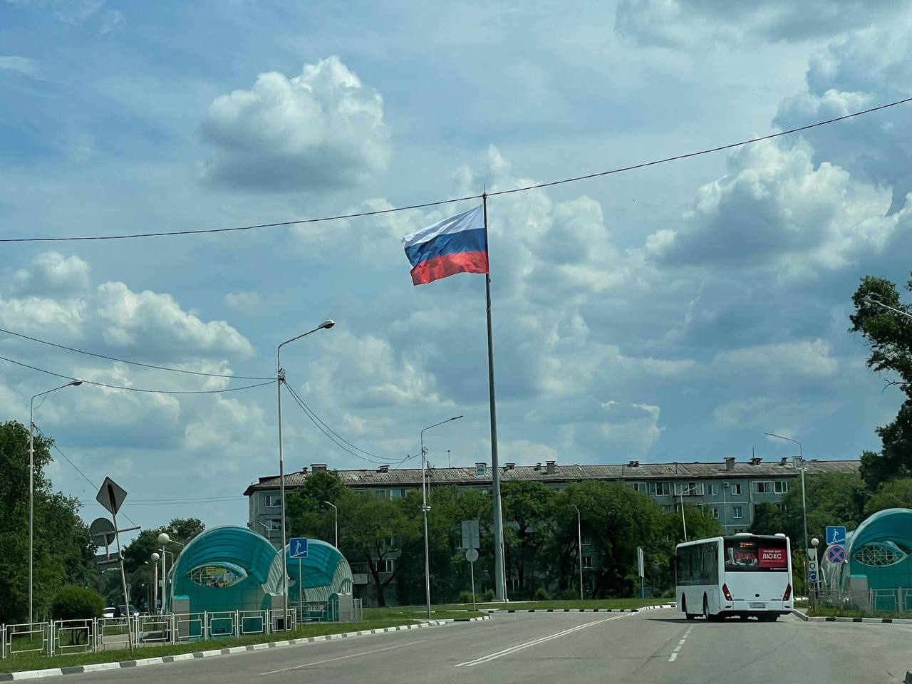 Над Белогорском в День России развивается государственный флаг. По поручению главы города Станислава Мелюкова, он поднимается в центре кольцевой развязки дважды в год: к 12 июня, Дню России, и 22 августа, ко Дню флага Российской Федерации. В службе по обеспечению деятельности органов местного самоуправления рассказали, что смена флага Белогорска на флаг России состоялось накануне, в 16:00 11 июня. Развиваться российский триколор над городом будет до 16 июня. Ранее сообщалось, намерение установить в центре Белогорска флагшток с флагом глава города Станислав Мелюков озвучил пять лет назад, в 2019 году. Для флагштока за счет средств городского бюджета приобретены флаги России, Белогорска и Знамя Победы.