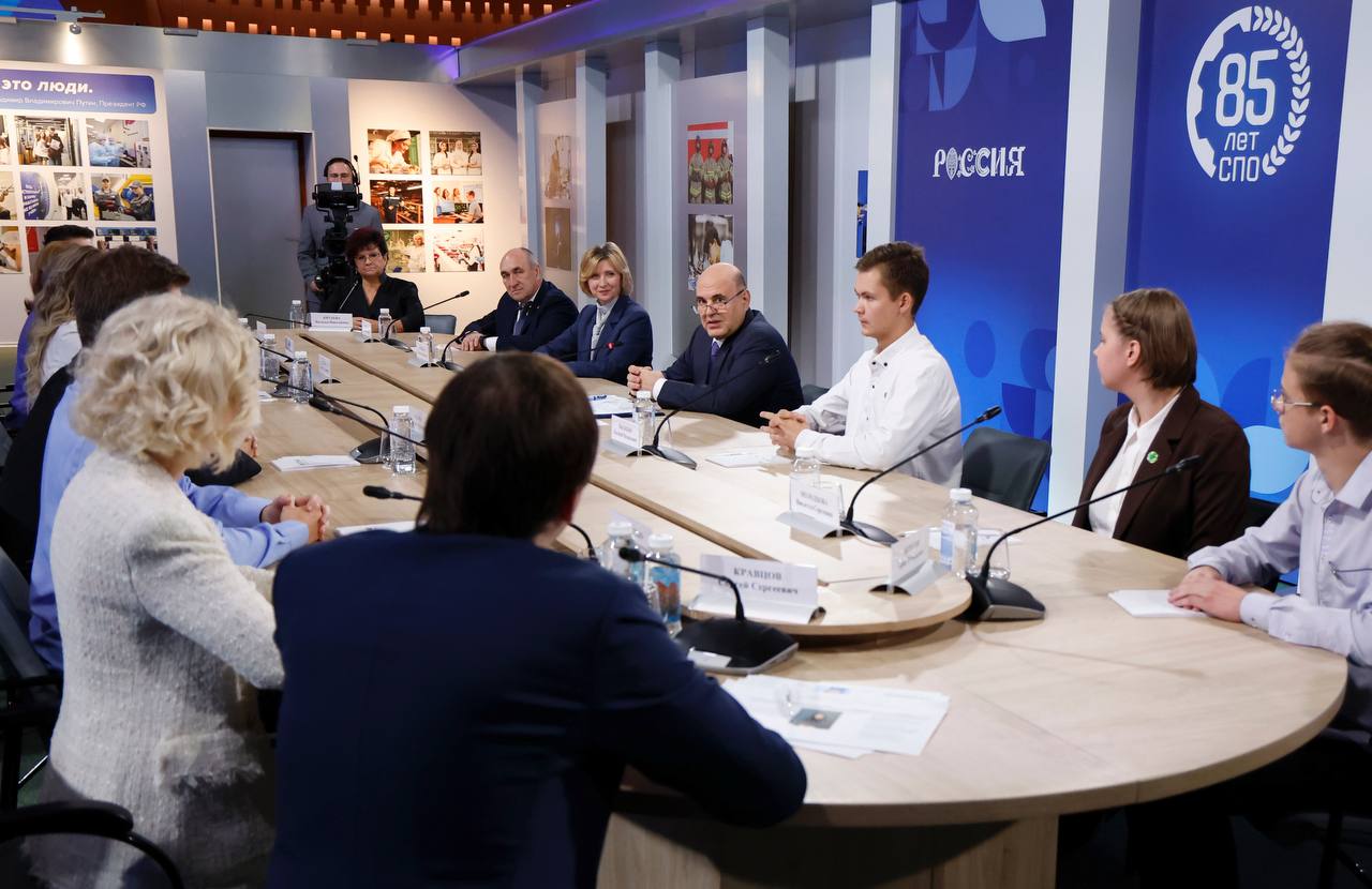 Победители и призеры всероссийских чемпионатов по профессиональному мастерству будут освобождены от демонстрационных экзаменов в своих техникумах и колледжах Михаил Мишустин поручил Минпросвещения внести необходимые изменения в порядок проведения итоговой аттестации в учреждениях среднего профессионального образования Демонстрационный экзамен основная форма итоговой аттестации в колледжах и техникумах На таком экзамене молодые люди показывают не только как они освоили теорию но и конкретные практические навыки приобретенные во время учебы Идея учитывать победы в конкурсах профессионального мастерства при проведении выпускных экзаменов прозвучала на встрече Михаила Мишустина с победителями и призерами таких чемпионатов которая состоялась 2 октября По итогам встречи Михаил Мишустин также поручил Минпросвещения и Минобрнауки проработать вопрос интеграции программ высшего образования с образовательными программами среднего профессионального образования Подписаться на Правительство России в Telegram Читать нас в MAX