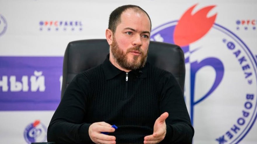 Гендиректор «Факела» Роман Асхабадзе может перейти на аналогичную должность в «Торпедо» По итогам прошедшего сезона воронежский клуб вылетел из российской Премьер-Лиги в Первую лигу. А «Торпедо» последовало в обратном направлении – из Первой лиги в РПЛ, сообщает Metaratings. Мы попытались связаться с Асхабадзе, но трубку он не взял.
