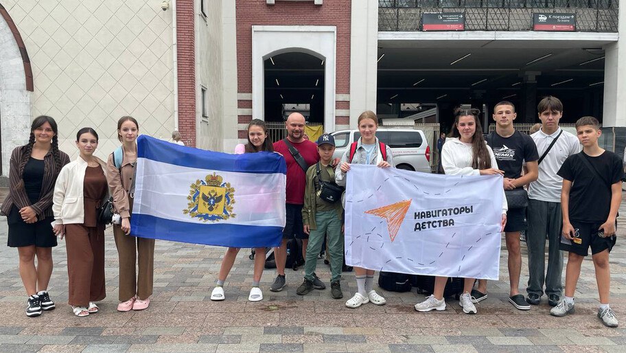 Победители конкурса «Война была одна» из Херсонской области отправились в Москву  Школьники из Новоалексеевской школы №2 Чаплинского округа отправились в Москву для участия в культурно-образовательной программе.  «Эти ребята стали героями поездки не случайно — они являются победителями регионального онлайн-конкурса „Война была одна“, прошедшего в мае 2025 года среди образовательных учреждений Херсонской области», — сообщили в администрации Херсонской области.  В ходе визита школьники посетят знаковые культурные площадки, музеи, поучаствуют в тематических мероприятиях и представят Херсонскую область на общероссийском уровне.  #ХАНмолодежка     , VK и ОК и читайте новости на нашем сайте