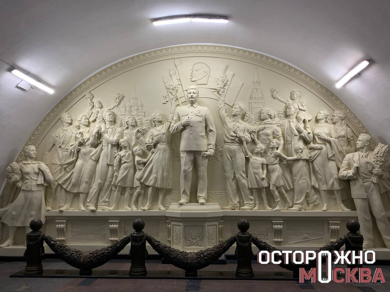 В Москве суд оштрафовал активистку за плакаты с цитатами Путина и Медведева у барельефа со Сталиным в метро. Тверской суд назначил Софье Б штраф 20 тысяч рублей. Девушку обвинили в публичном пикетировании. Сегодня состоится суд и над другим активистом, на которого также был составлен административный протокол. Напомним, 15 мая в метро на станции «Таганская» открыли барельеф со Сталиным. Уже на следующий день около него появились плакаты с критическими цитатами Путина и Медведева про сталинский период.