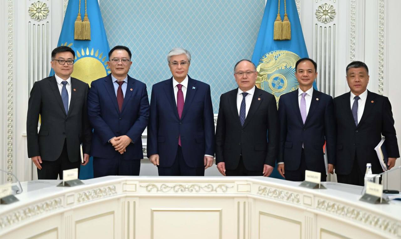 Токаев обсудил перспективы сотрудничества с главой CITIC Group Президент провел встречу с председателем совета директоров CITIC Group Си Гохуа, в ходе которой стороны обсудили текущее состояние и перспективы двустороннего сотрудничества. Глава государства поблагодарил китайскую корпорацию за успешную реализацию проекта модернизации Актауского битумного завода, завершенного досрочно в апреле этого года, и отметил важность дальнейшего укрепления партнерства. Со своей стороны Си Гохуа выразил заинтересованность CITIC Group в совместных проектах по модернизации НПЗ, строительству нефтепроводов, реконструкции автодороги "Центр-Запад" и развитию глубокой переработки зерна. /atamekenbusiness