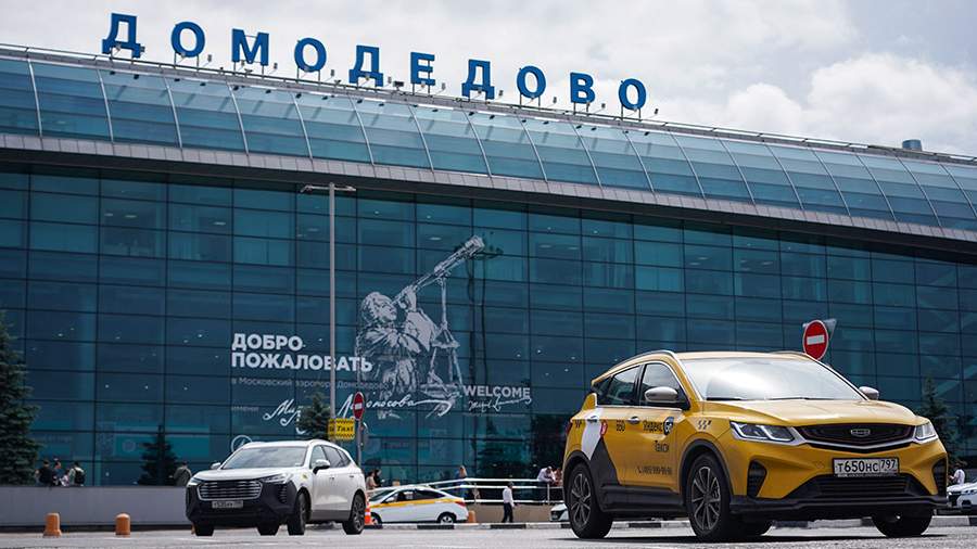 Прокуроры раскрыли схему продажи аэропорта Домодедово через офшоры Среди прошлых и нынешних владельцев аэропорта — граждане острова Мэн и Нидерландов, офшоры Кипра и Мальты. Такая схема понадобилась бенефициарам, чтобы завуалировать статус приобретателя при скупке стратегических активов, полагают прокуроры. По их данным, Дмитрий Каменщик и его деловой партнер Валерий Коган вывели из России под видом выплаты долга иностранным кредиторам и на личные нужды более 36 млрд рублей. Иностранные граждане и сейчас входят в органы управления аэропортом, сообщил «Известиям» источник в правоохранительных органах. Такая схема противоречит закону РФ, поэтому у суда будут все основания признать сделки по покупке аэропорта ничтожными и обратить этот актив в доход государства, полагает источник. В иске за подписью заместителя генпрокурора России Игоря Ткачева, в частности, говорится, что основной владелец аэропорта Дмитрий Каменщик и Валерий Коган являются резидентами иностранных государств. Дмитрий Каменщик имеет гражданство Турции и ОАЭ, а Валерий Коган — Израиля. В Генпрокуратуре считают, что Дмитрий Каменщик и Валерий Коган «использовали подконтрольные офшорные структуры для сокрытия своего статуса приобретателя при скупке стратегических активов». Брекотин. Подписаться