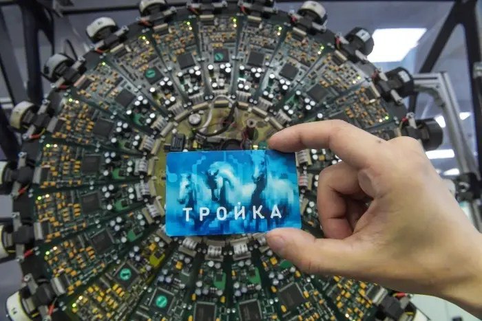 26 ноября Стоимость проезда в городском транспорте в Москве изменится с 2 января цены будут скорректированы для компенсации роста стоимости электроэнергии топлива и инфляции согласно новым тарифам стоимость одной поездки по карте Тройка вырастет с 67 рублей до 75 рублей а стоимость билета Единый на одну поездку с 80 до 90 рублей сообщили Интерфаксу в столичном департаменте транспорта