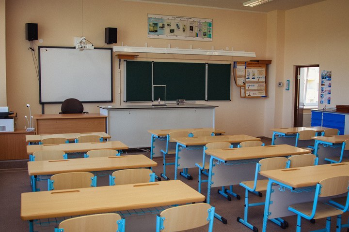 Школьники останутся дома В Удмуртии связи с угрозой атаки беспилотников и введением режима Опасное небо внесены изменения в работу учебных заведений сообщила первый зампредседателя правительства региона Татьяна Чуракова Ребята которые уже добрались до школ СПО вузов остаются на месте Им организуют учебный процесс Те кто еще дома остаются дома написала она в своем телеграм канале Речь идет об образовательных учреждениях в городах и районах где были включены сирены Подписаться на нас Telegram MAX