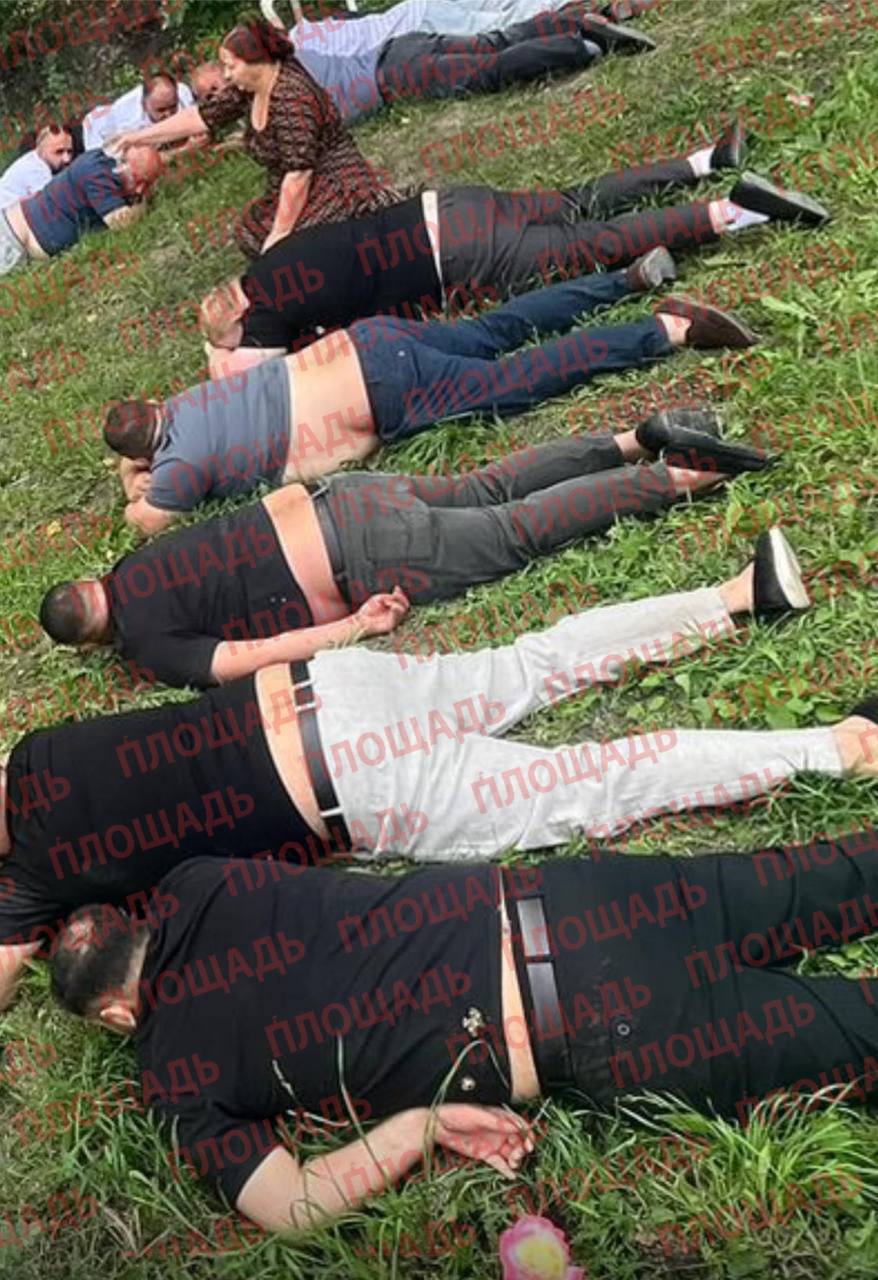 Цыганских баронов задержали в Ельце во время «сходки» Сотрудники уголовного розыска УМВД России по Липецкой области задержали десятки представителей этнической группы цыган. Спецоперацию возглавил начальник регионального управления уголовного розыска полковник полиции Владимир Мосин. По данным источника «Площади», во время встречи цыган обсуждался передел наркорынка региона. Все участники «сходки» были задержаны. Решается вопрос о возбуждении уголовных дел. «На встрече присутствовали все цыганские бароны регионов ЦФО. Очень крупный улов», - добавил собеседник. Подписывайся на «Площадь»