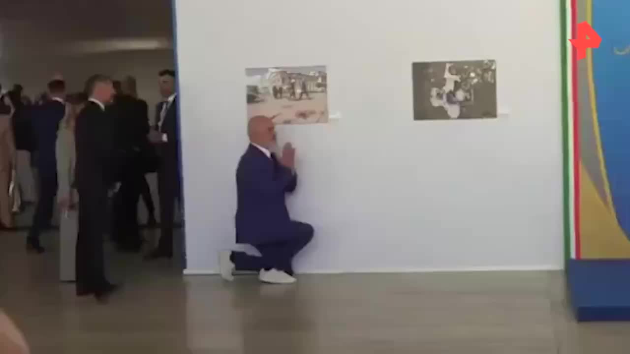 Эди Рама вновь на коленях перед Джорджей Мелони на конференции в Риме