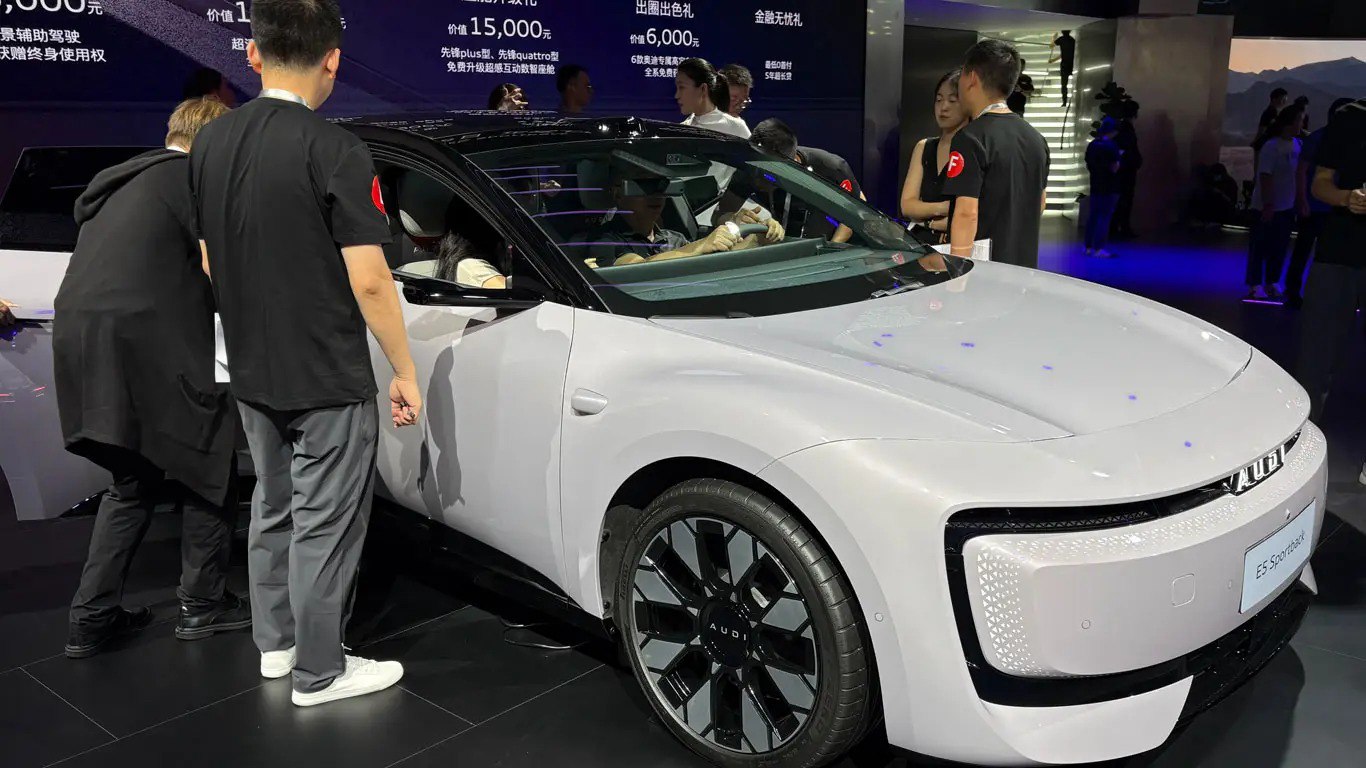 На автосалоне в Чэнду публике показали электрокар AUDI E5 Sportback E5 Sportback выполнен в стиле элегантного fastback Автомобиль построен на инновационной платформе Advanced Digitized Platform ADP с 800 В архитектурой которая всего за 10 минут можно дает до 370 км пробега Широкий выбор силовых установок включает четыре варианта мощностью от 295 до 776 л с с доступностью как заднего привода так и полноприводного варианта quattro Самая мощная версия способна разогнаться до 100 км ч за рекордные 3 4 3 6 секунды Батарея ёмкостью 100 кВт ч обеспечивает максимальный запас хода до 770 км по китайскому циклу CLTC что делает модель одним из лидеров в сегменте по дальности на одном заряде Интерьер E5 Sportback это настоящее технологическое произведение искусства Панорамная панель на всю ширину салона 59 дюймовый LED дисплей работающая на платформе AUDI OS с ИИ предлагает интерфейс будущего с голосовым управлением жестами и интеграцией с локальными сервисами AUDI elektrocarsgo