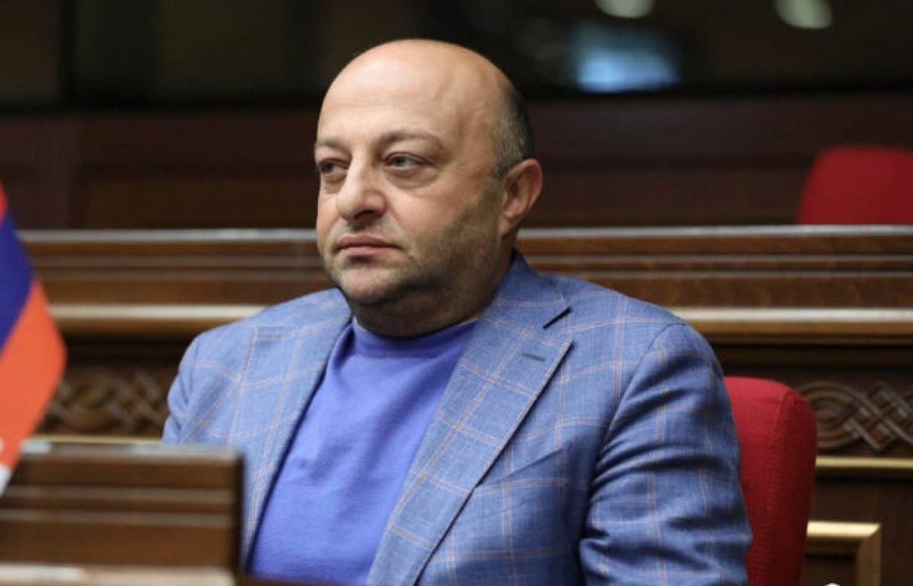 Пока власти так и не смогли лишить депутатской неприкосновенности и арестовать депутата от оппозиционного блока «Армения» Артура Саркисяна. Более того, его выступление в Национальном собрании РА вызвало потасовку. «В демократических странах много случаев, когда генпрокурор приходит в парламенте, осознавая, что у него нет гарантий на удовлетворение ходатайства. Но мы в беспрецедентном "бастионе демократии", конкретнее — бастионе диктатуры. Здесь все заранее решено, записано, утверждено», — заявил Саркисян.