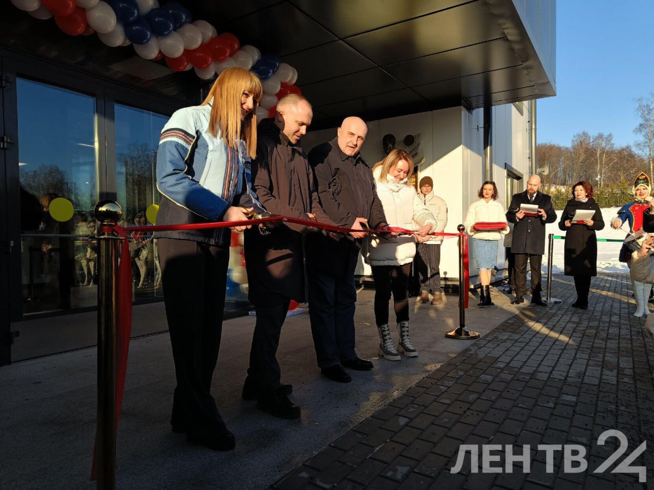 Во Всеволожске открыли Центр зимних видов спорта  Сегодня, 7 февраля, во Всеволожске состоялось торжественное открытие Центра зимних видов спорта. Площадь комплекса превышает шесть тысяч квадратных метров. В сутки его смогут посещать до 1200 человек, а на катке одновременно смогут кататься до 50 любителей активного отдыха, сообщает  .  Жители и гости района теперь смогут заниматься здесь хоккеем, фигурным катанием, керлингом или просто наслаждаться катанием на коньках в свободное от других дел время. Напомним, что строительство центра началось в октябре 2022 года при поддержке правительства Ленинградской области.  На мероприятии присутствовали глава администрации Всеволожского района Андрей Воропаев, а также депутат Госдумы Светлана Журова.    Online47 — Всё о Ленобласти и не только