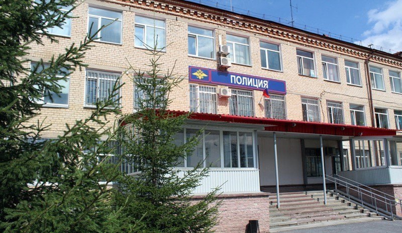 Полицейские Златоуста вернули обманутой пенсионерке похищенные сто тысяч рублей Сотрудники ОМВД России по Златоустовскому городскому округу раскрыли мошенничество, совершенное два года назад. 7 мая 2023 года жительница Златоуста, 1965 года рождения, обратилась с заявлением в полицию. Неизвестный, представившийся специалистом по ремонту компьютерной техники, обманным путем завладел деньгами пенсионерки, которые она копила несколько лет. Потерпевшая лишилась 150 тысяч рублей . Следственный отдел ОМВД России возбудил уголовное дело по признакам преступления, предусмотренным частью 2 статьи 159 УК РФ мошенничество, совершенное группой лиц по предварительному сговору, а равно с причинением значительного ущерба гражданину . По «горячим следам злоумышленника задержать не удалось, но два года полицейские не оставляли дело без внимания. Сотрудниками следственного отдела и уголовного розыска были проведены следственно-оперативные мероприятия, в результате которых в Уфе был задержан подозреваемый — 26-летний житель Астрахани, не судимый и не работающий. Мужчина дал признательные показания и вернул потерпевшей сто тысяч рублей. Расследование уголовного дела продолжается. #полиция74 #мвд74 #полициячелябинскойобласти #Челябинскаяобласть #златоуст
