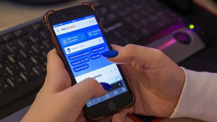 На Госуслугах появилась возможность проверки такси на законность сообщает Минцифры РФ По данным ведомства граждане могут отсканировать QR код в салоне авто при помощи Госкана в приложении Госуслуги В этом случае все нужные данные добавятся автоматически В ином случае можно воспользоваться сервисом Проверка легкового такси на законность и ввести сведения вручную государственный регистрационный знак и регион где работает такси Если соответствующих сведений в реестре не будет либо в них окажется ошибка то пользователь сможет сообщить об этом через обратную связь Это позволит повысить безопасность на дороге и сократить количество незаконных перевозчиков Данные на Госуслугах отображаются из системы Минтранса Такси Там хранится информация о разрешениях на перевозки и о том какие автомобили включены в реестр легковых такси Она подтверждает легальность работы такси прокомментировали в пресс службе Минцифры Подписаться на PRO transport