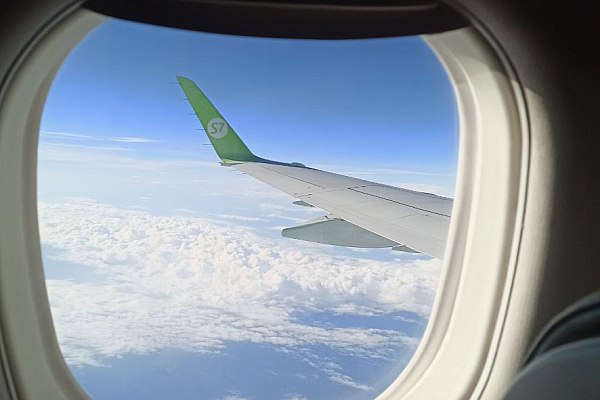Авиакомпания S7 Airlines оштрафована за овербукинг в Иркутске Авиакомпания "Сибирь" S7 Airlines привлечена к административной ответственности за отказ в перевозке из Иркутска в Москву. Об этом сообщает "Интерфакс" со ссылкой на данные Восточно-Сибирской транспортной прокуратуры в пятницу. "Проверкой установлено, что в феврале 2025 года авиакомпанией "Сибирь" продано больше билетов на рейсы из Иркутска, чем фактически имелось мест на борту воздушного судна, и некоторым пассажирам отказывали в перевозке", – говорится в сообщении. В связи с выявленными нарушениями внесено представление гендиректору авиакомпании, которое удовлетворено. aviaru.net/n284065
