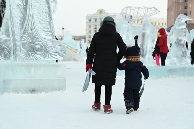 Алексей Текслер поручил главам подумать что делать с ледовыми городками www up74 ru articles news 167545 По словам губернатора у детей должен быть зимний праздник несмотря на аномально теплую для декабря погоду Я понимаю что все отыграли конкурсы на снежные городки или запланировали делать их своими силами но снега нет Синоптики обещают но вы сами понимаете что такое прогнозы отметил на прямой линии губернатор Детям нужен праздник Как минимум елки должны быть везде установлены а подрядчики должны быть наготове как только пойдет снег нужно решать что будет с городками Необходимо уже сейчас просчитать все варианты